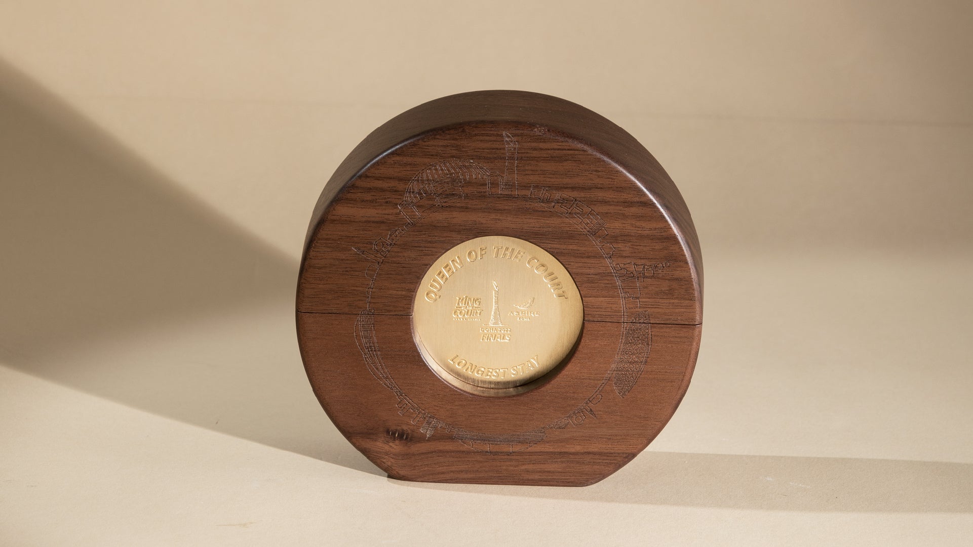 Full design piece standing vertically and with the zoom on the golden metal piece