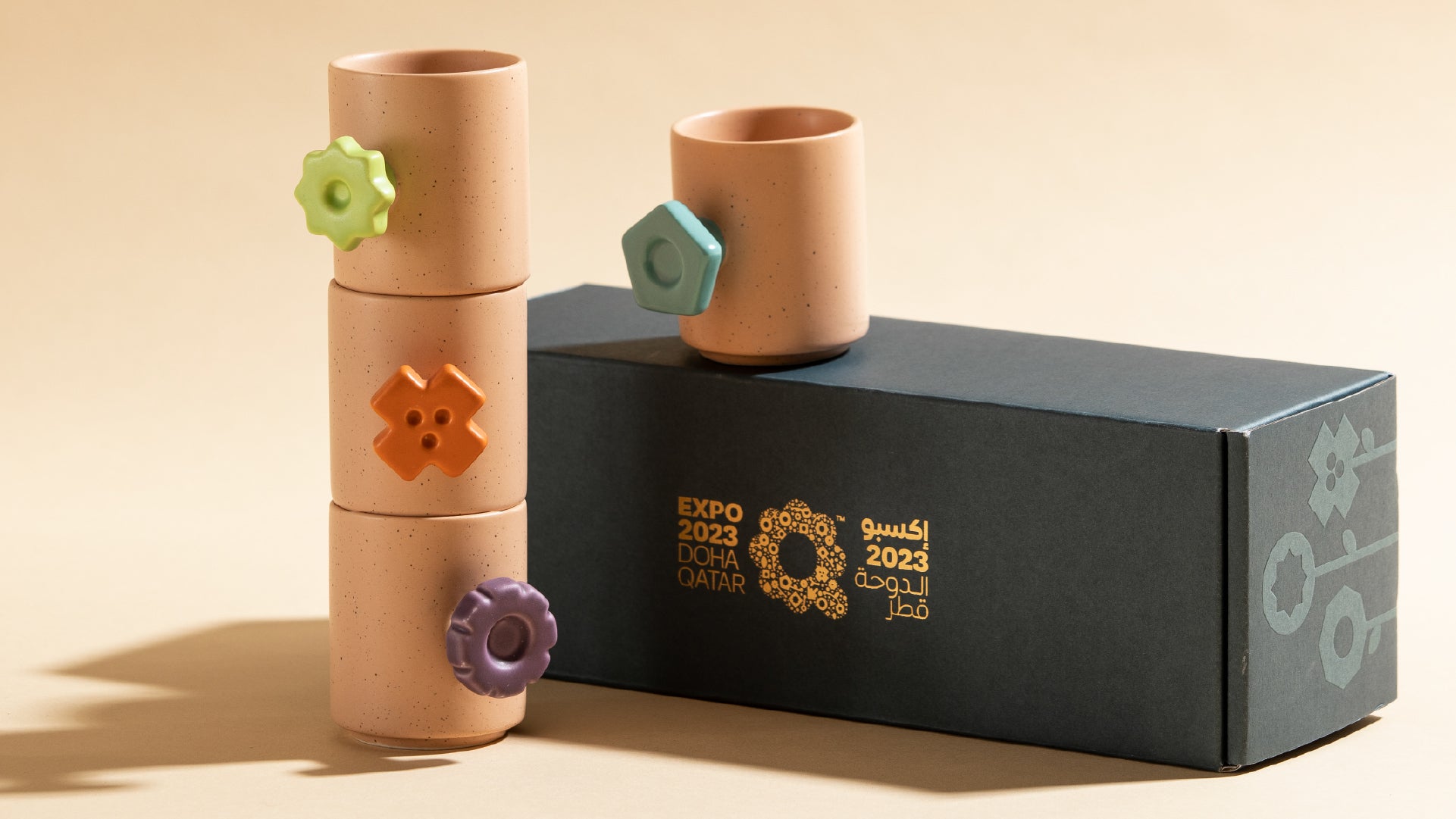 Vie of the teacups set and its container box